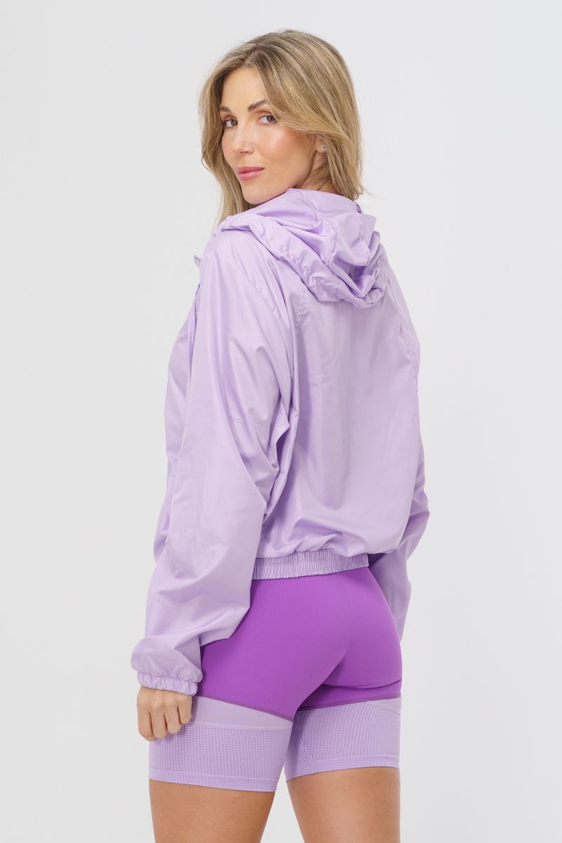JQ0438_JAQUETA_CORTA_VENTO_WIND_LILAS_UNICA_COSTAS01